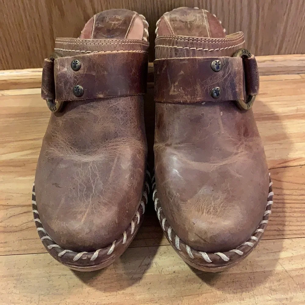 Frye Charlotte leather 8 wedge O ring stitched distressed brown mule clogs VGUC